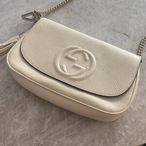 Gucci Cream Crossbody SoHo Bag with Chain Strap